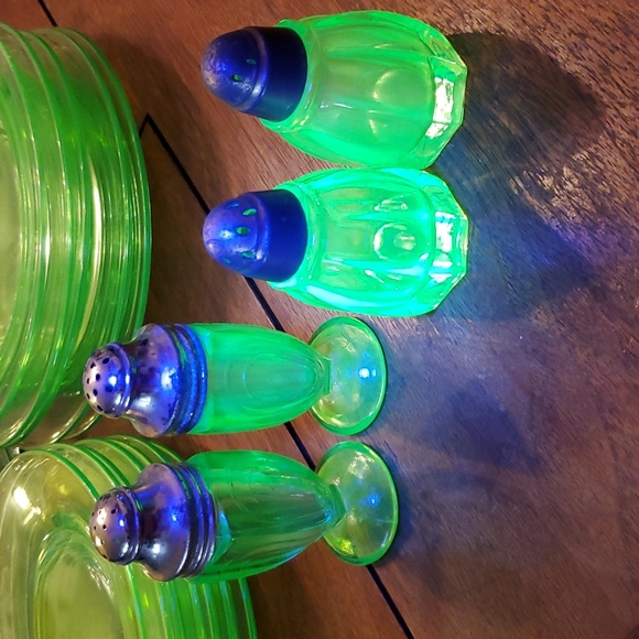 Vintage Uranium Green Glass Shaker Set - Picture 2 of 7